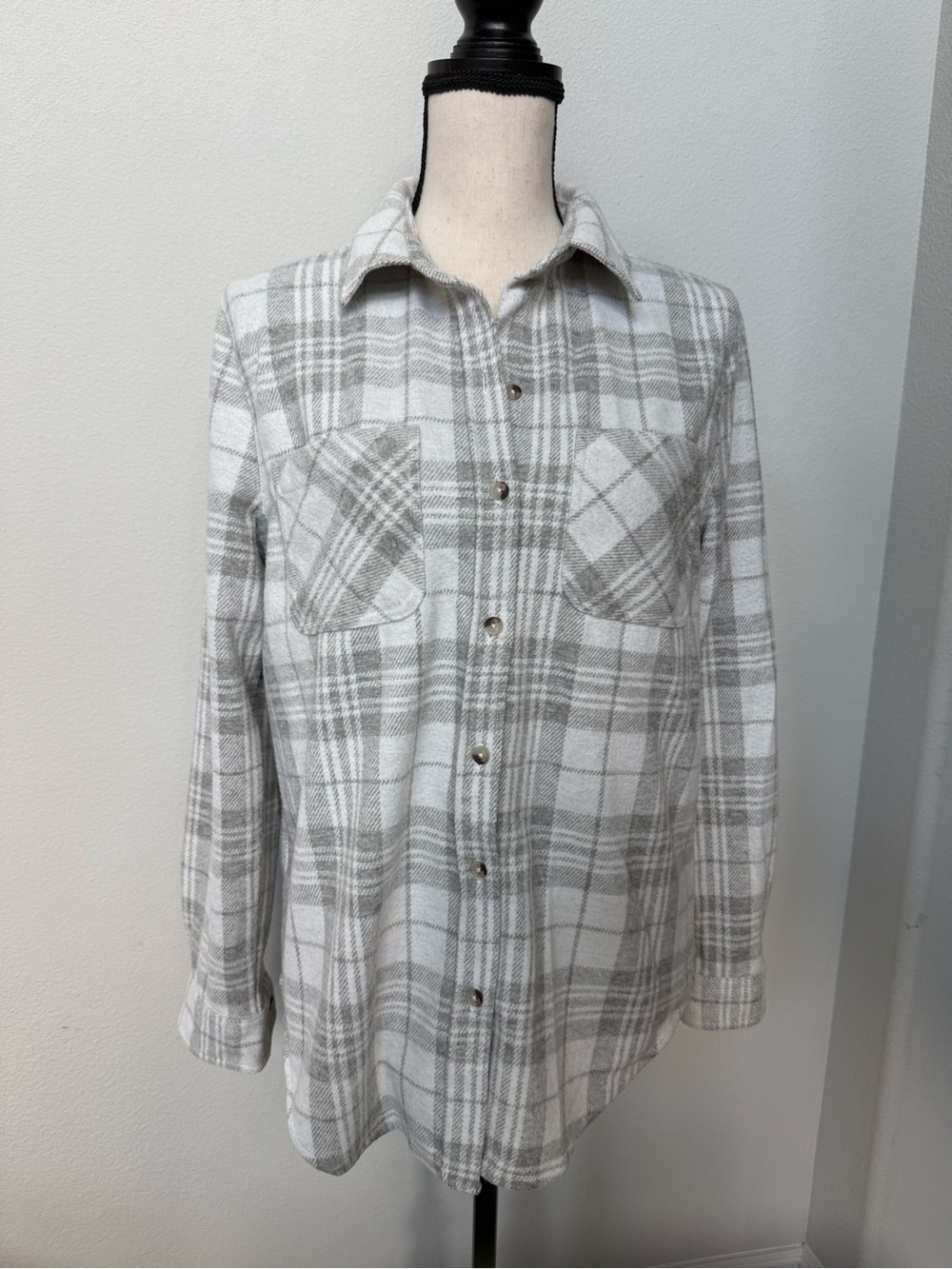 beachlunchlounge Gray & White Plaid Button-Down Flannel Shirt